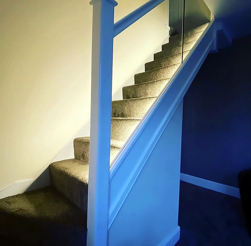 Illuminated staircase with integrated step lighting